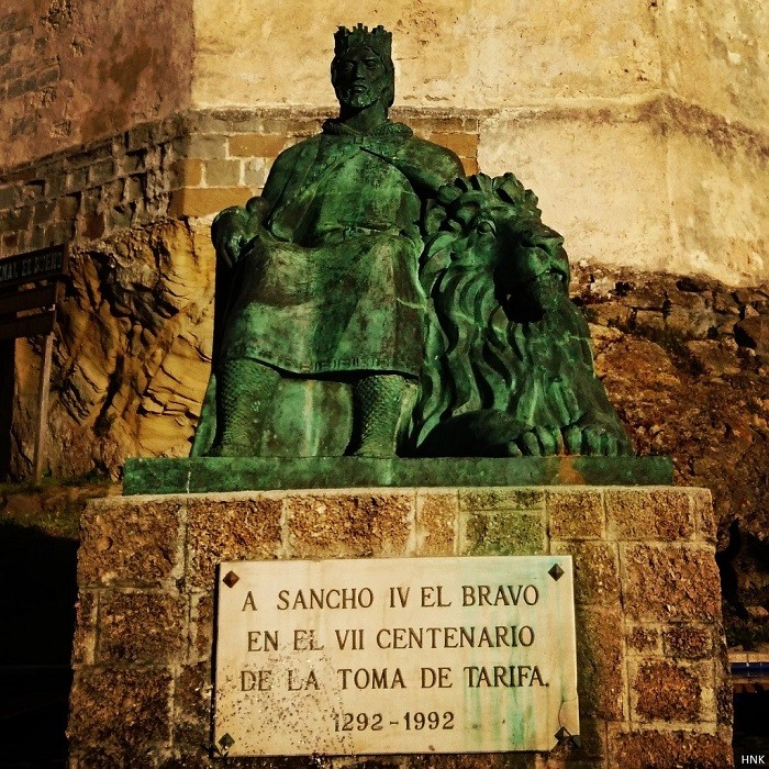 Photo statue of Sancho IV El Bravo next to the castle in Tarifa
